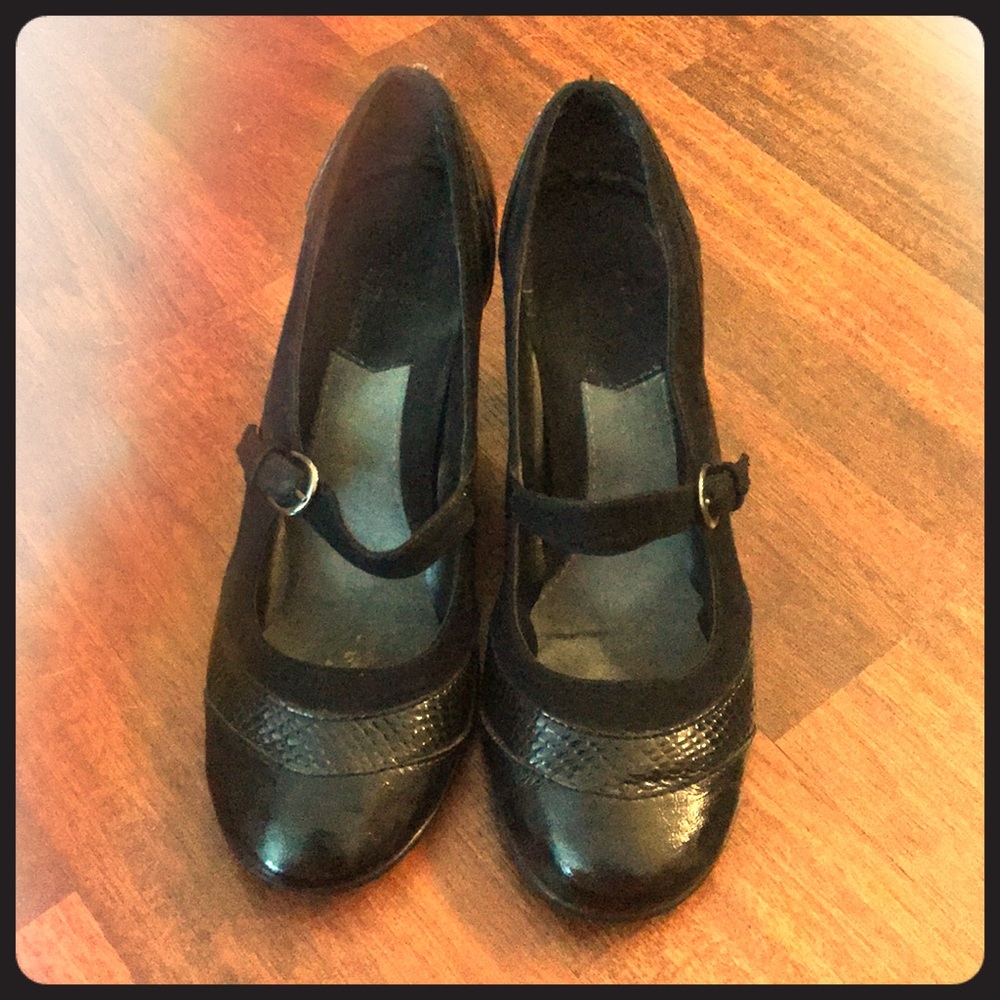aerosoles black comfortable pumps!